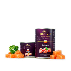 Alimento húmedo en lata completo y balanceado Super Premium Natural para gatos de la marca Nuevo, sabor Salmón. Formulado con una base nutricional de alto valor biológico gracias a su elevado nivel de proteínas provenientes del salmón fresco. Receta libre de granos (Grain Free), ideal para gatos con intolerancias alimentarias o estómagos sensibles. Sin colorantes, aromatizantes ni conservantes artificiales.