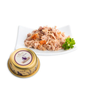 Alimento húmedo para gatos Super Premium Natural en latita de la marca Nuevo, sabor Pollo, Salmón y Zanahorias